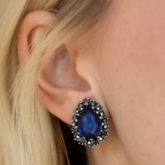 Quintessentially Queen (blue clip on)