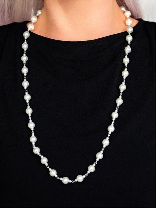 Behind the scenes (white)